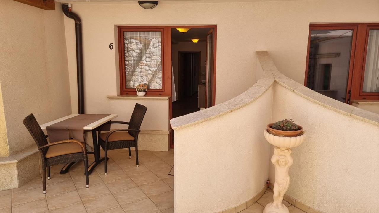 Apartmani Sidro Malinska Buitenkant foto